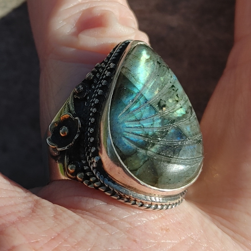 Carved Labradorite Gemstone Ring in 925 Sterling Silver (9) - Picture 8 of 12